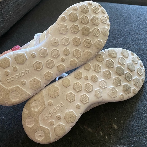 Adidas sneakers size US7 - Picture 2 of 4